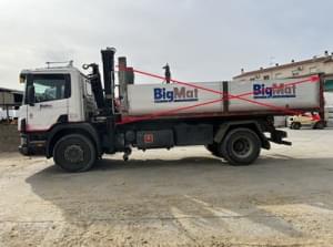 Auction of Scania crane truck with Hook Containers